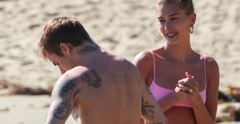 Justin Bieber aparece com diversas marcas no corpo em Laguna Beach, na Califórnia