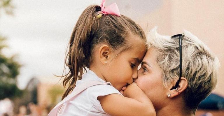 Maria Flor oferece flores para seguidores de Deborah Secco: ”Para vocês”