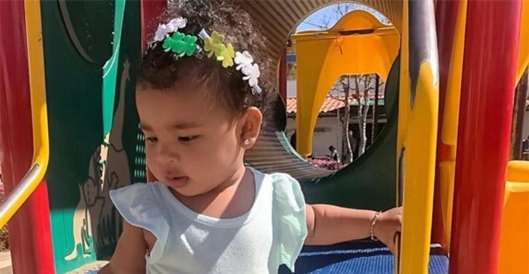 True Thompson dá show de fofura ao posar para Khloé vestida de St. Patrick’s Day