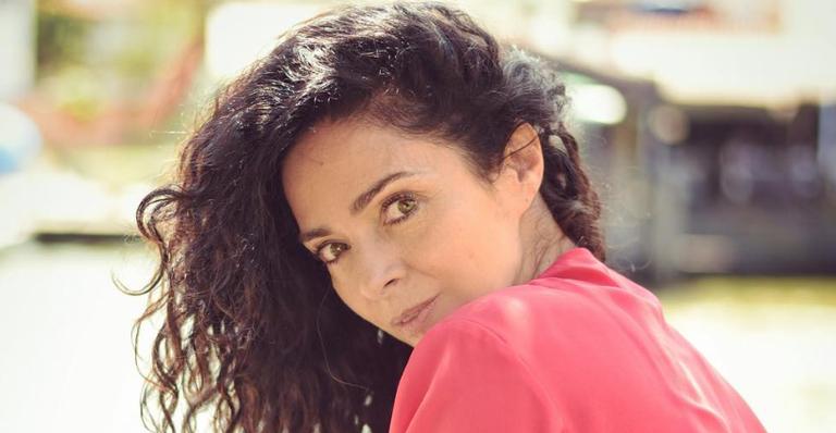 Fora dos padrões! Aos 56, Claudia Ohana posa de shortinho e usa legenda empoderada: ”Visto o que eu quiser”
