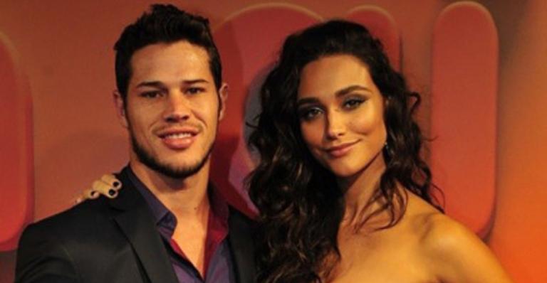 Voltaram? Débora Nascimento e José Loreto são flagrados juntos durante final de semana