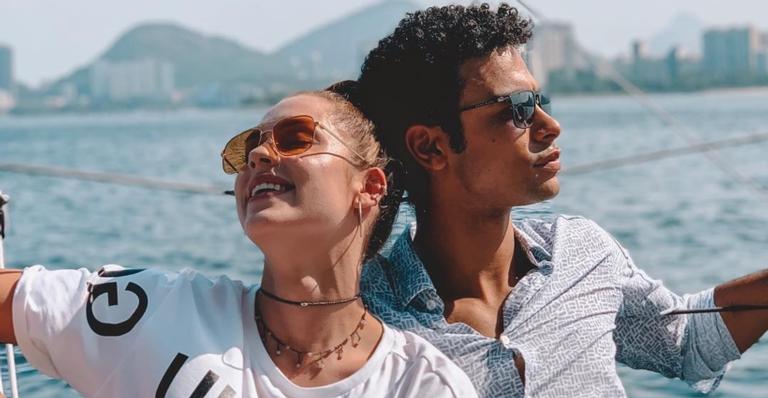 Sérgio Malheiros surge agarradinho com Sophia Abrahão e dispara: ”O aniversário é meu, mas ela quem ganha o presente”