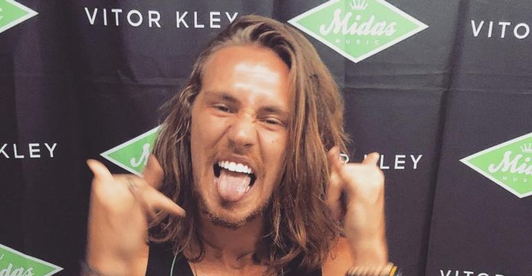 Vitor Kley fala sobre romance com Gabi da banda Melim e emoção de cantar no Lollapalooza: ”Vou me jogar no meio da galera”