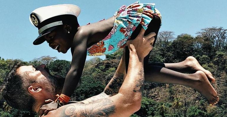 Bruno Gagliasso transborda fofura ao postar foto de Títi dormindo: ”A paz invadiu o meu coração”