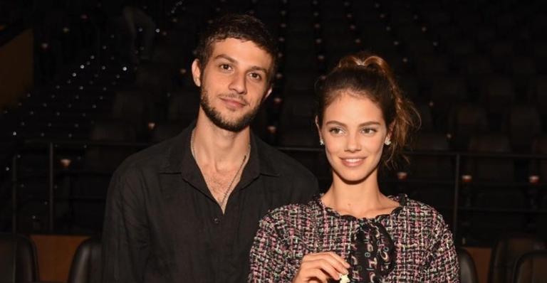 Chay Suede entrega olhar apaixonado para Laura Neiva em clique de passeio com cães