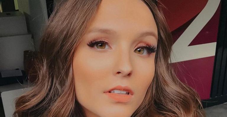 Look ousado de Larissa Manoela em festa luxuosa divide opiniões dos fãs: ”Senhora de 40 anos”