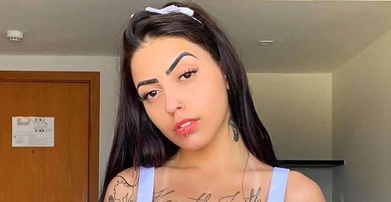 Pensativa e de biquíni, MC Mirella escreve texto de superação: ”Cresci com a ideia de que eu era inferior”