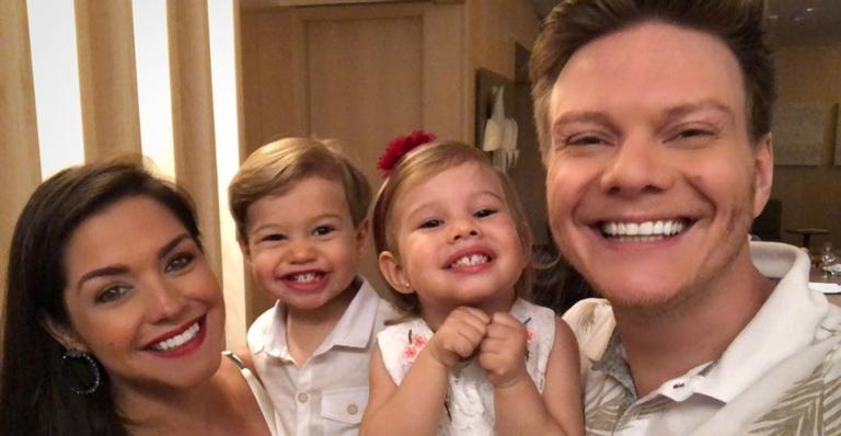 Thais Fersoza deixa web babando com Melinda e Teodoro de mãos dadas: ”Não aguento”