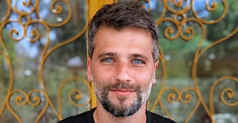 De cueca, Bruno Gagliasso posa sensual e leva fãs à loucura com ”volume”