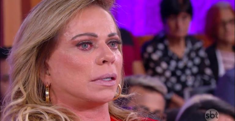 Christina Rocha não segura o choro ao anunciar morte durante ‘Casos de Família’
