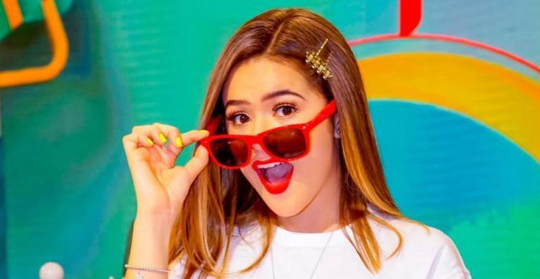 Maisa tira sarro de vídeo, faz a festa dos fãs e Anitta brinca: ”16 anos eu estava no metrô esmagada”