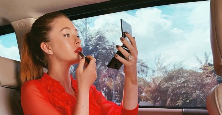 Gente como a gente! Marina Ruy Barbosa aparece comendo fast food: ”Mantendo a dieta”