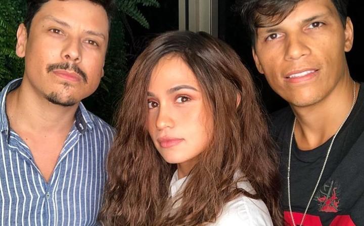 Com novo visual, Nanda Costa prestigia a namorada em show no Rio de Janeiro