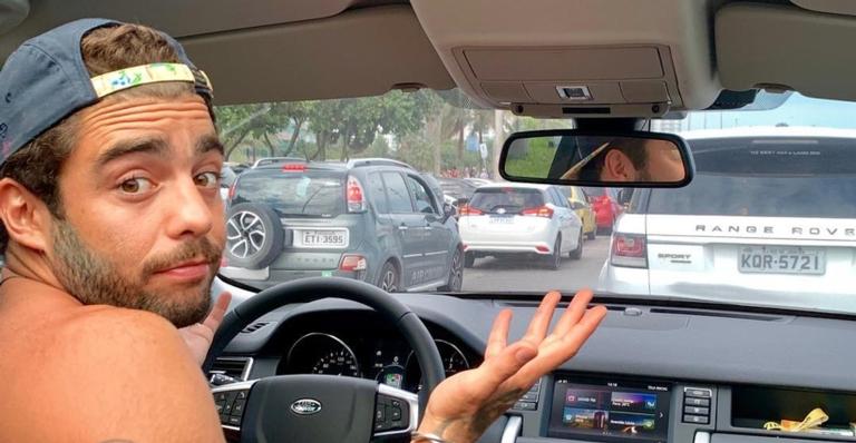 Voltaram? Pedro Scooby ajuda mudança de Luana Piovani: ”Nosso colchão não entra no quarto”