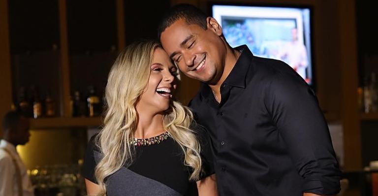 Casalzão! Carla Perez troca beijo apaixonado com Xanddy durante férias