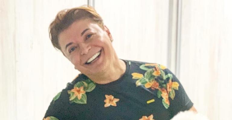 Completamente nu, David Brazil toma injeção no bumbum e informa: ”Para dar conta dos novinhos”