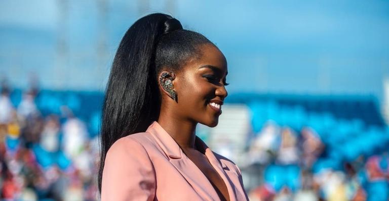 Iza se emociona ao responder pergunta de menina de 12 anos: ”Força para continuar”