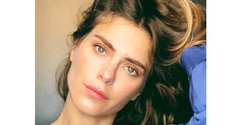 Com corpão, Carolina Dieckmann posa seminua e divide opiniões na web