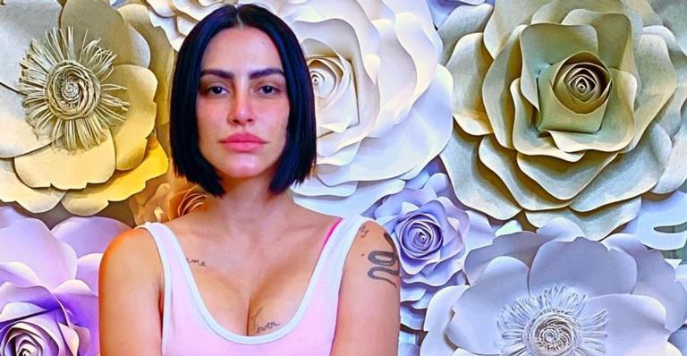 De férias em Miami, Cleo enche tanque de carro com botas e unhas da mesma cor