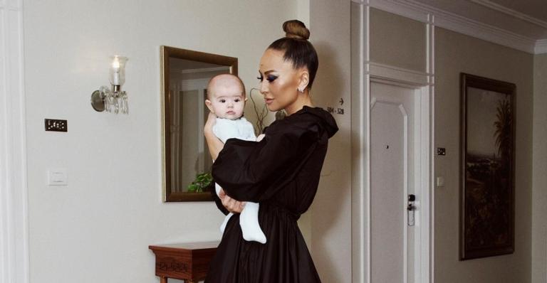 Estilosa! Zoe acompanha Sabrina Sato em aniversário e aparece de óculos escuros: ”Muito fashionista”