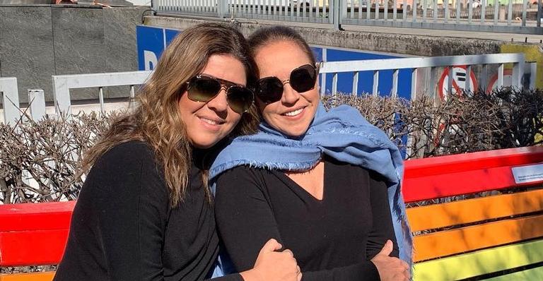 No meio da neve, Daniela Mercury dá beijo apaixonado em namorada, Malu Verçosa: ”Beijinho gelado”