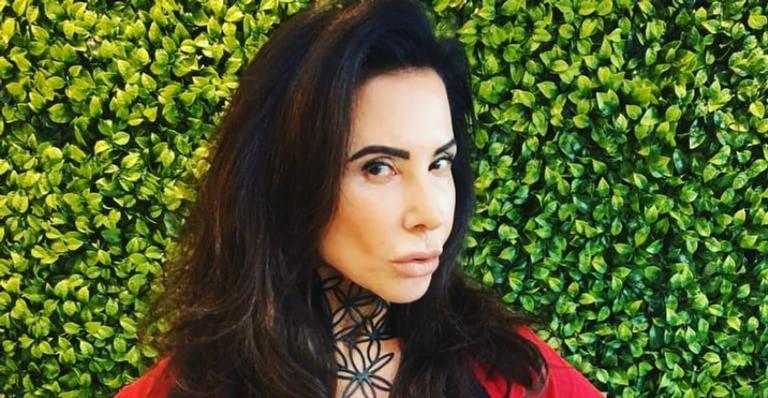 Aos 68, Claudia Alencar exibe toda sua flexibilidade em clique inusitado