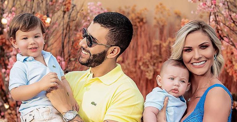 Gusttavo Lima recebe ajuda do filho e ganha comida na boca: ”Ele quem decide a forma de comer”
