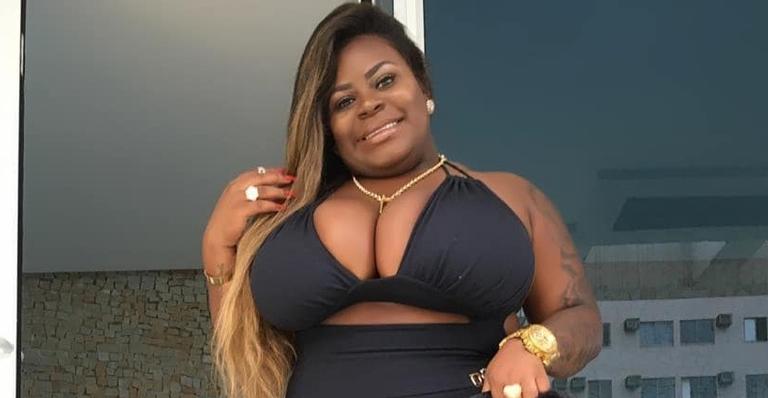 De maiô branco, Jojo Todynho faz dança sensual para Anitta e quase mostra demais