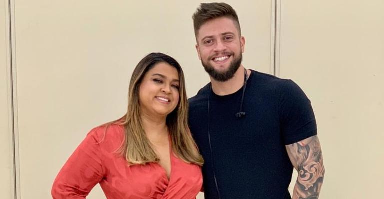 Marido de Preta Gil, Rodrigo Godoy posa completamente nu em vaso sanitário e cantora responde