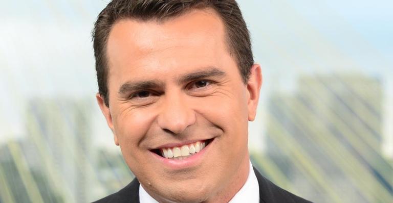 Rodrigo Bocardi faz repórter cantar trecho de música de Sandy e Júnior ao vivo: ”Agora aguente esse turuturu”