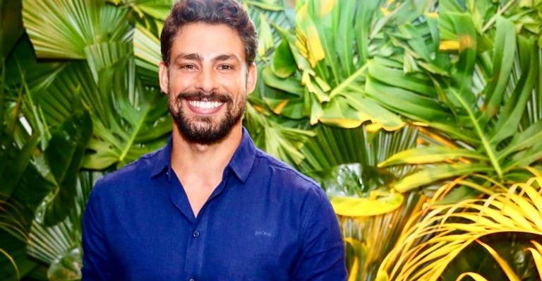 Sarado, Cauã Reymond mostra suas habilidades de surf na praia da Barra da Tijuca