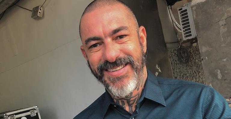 Fã tatua rosto de Henrique Fogaça na perna e divide opiniões: ”Medo de fã assim”
