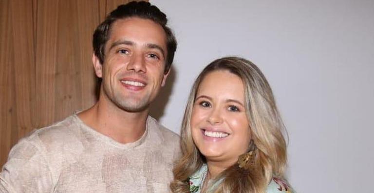 Atriz e esposa de Rafael Cardoso posta foto de look e causa polêmica: ”Photoshop na perna?”