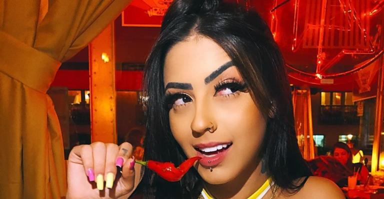 Mc Mirella solta o verbo em seu Instagram: ”Rainha do X vídeos”