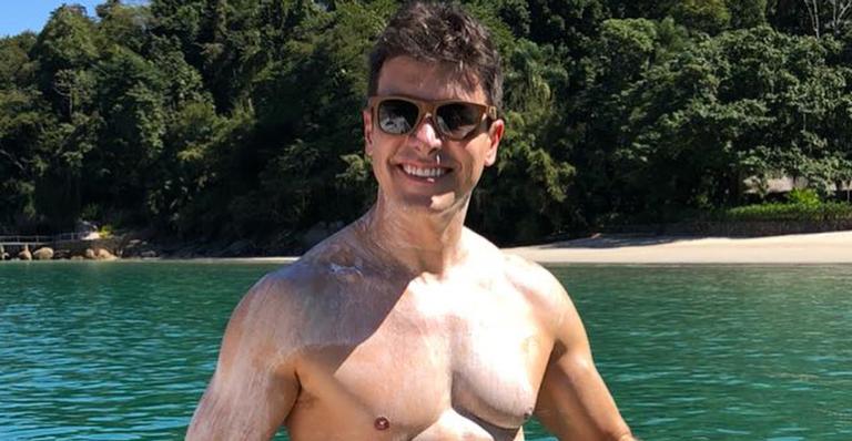 Rodrigo Faro posta foto só de toalha e leva fãs à loucura: ”Precisa provocar assim?”