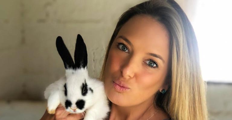 Ticiane Pinheiro relata dificuldade de usar roupas na gravidez: ”Agora ferrou”