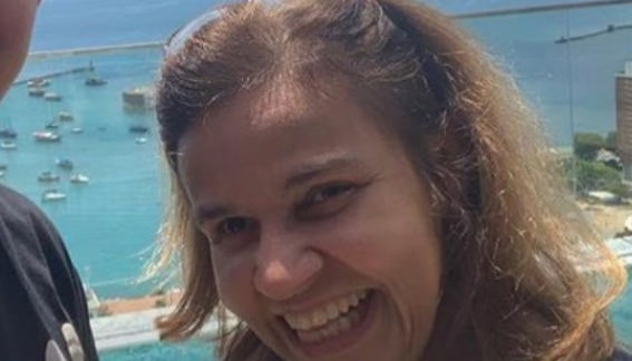 Claudia Rodrigues recebe alta e sai em uma cadeira de rodas