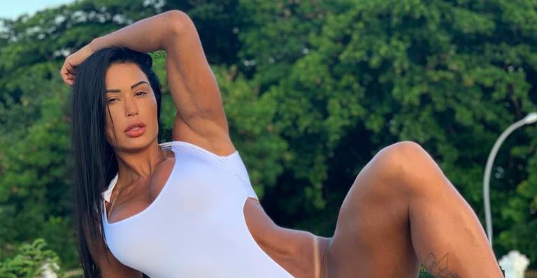 Gracyanne Barbosa puxa calcinha em clique inusitado e choca: ”Não doeu nadinha?”