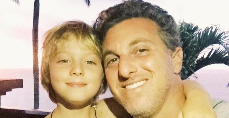 Luciano Huck exibe talento do filho tocando música do Queen no teclado