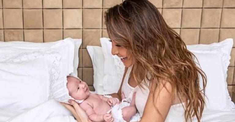 Após críticas, Sabrina Sato fala sobre amamentação da filha: ”Minha prioridade”
