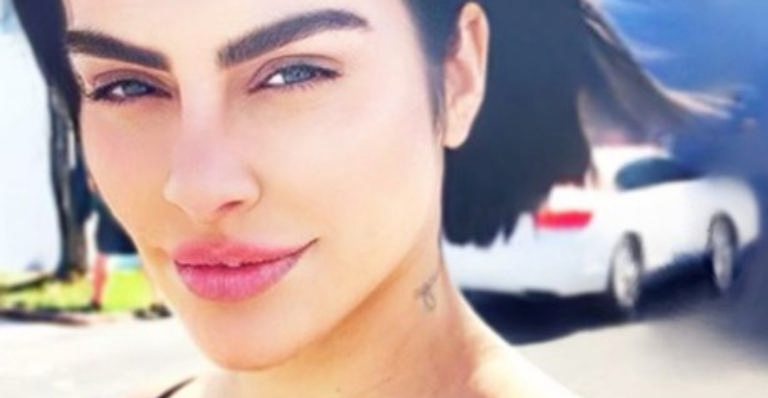 Cléo Pires aparece com tatuagem no rosto e choca fãs