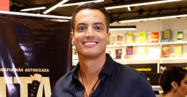 Leo Dias comemora sucesso do lançamento de livro: ”Odiada, nunca ignorada”