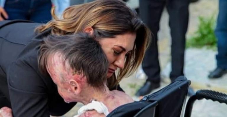Com o presidente em Israel, Michelle Bolsonaro se emociona ao conhecer rapaz com doença rara na Paraíba
