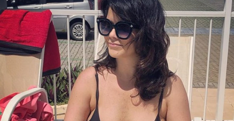 Samara Felippo posa com barriguinha à mostra e incentiva mulheres: ”Vamos nos amar’’