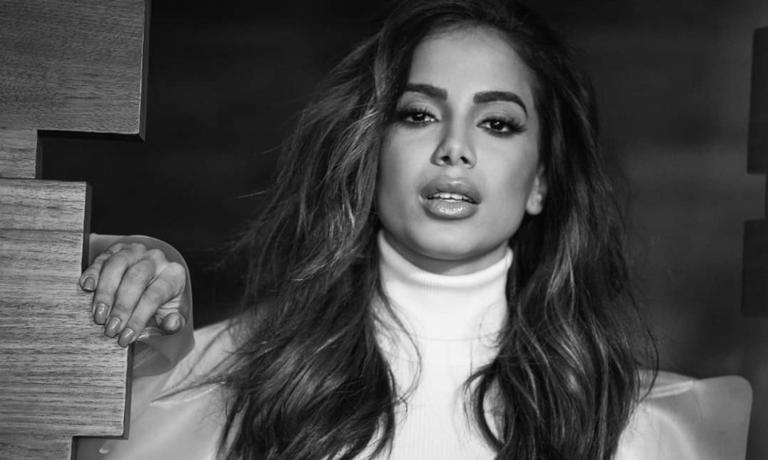 Anitta vai a terreiro de Candomblé para agradecer o sucesso: ”Confiança do Pai de Santo”