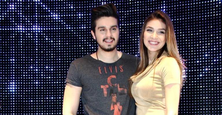 Irmã de Luan Santana faz rara aparição em evento com namorado sertanejo