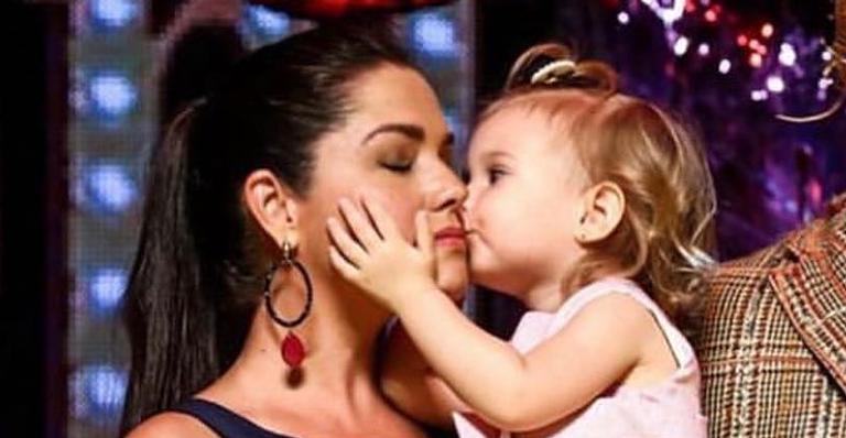 Filha de Thais Fersoza e Michel Teló rouba a cena cantando Sandy & Junior: ”Apaixonou!”