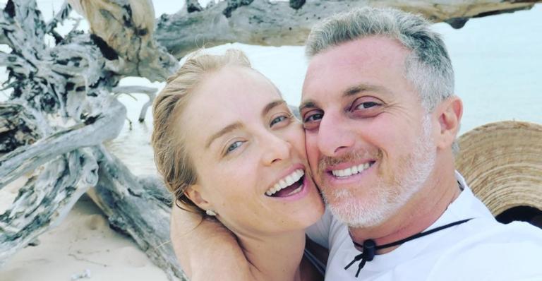 Luciano Huck faz clique de Angélica com batom vermelho em restaurante de Cambridge