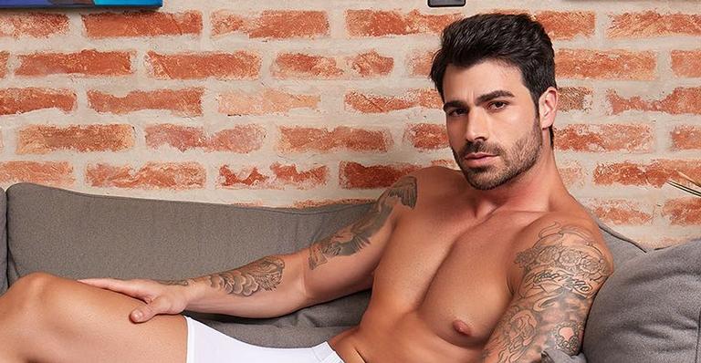 Rodrigão posta fotos em momentos inusitados e quase mostra demais