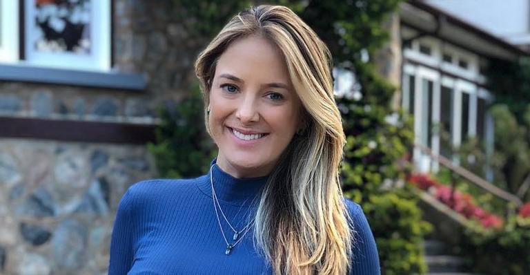 Ticiane Pinheiro exibe a barriga e conta esquecer que está grávida